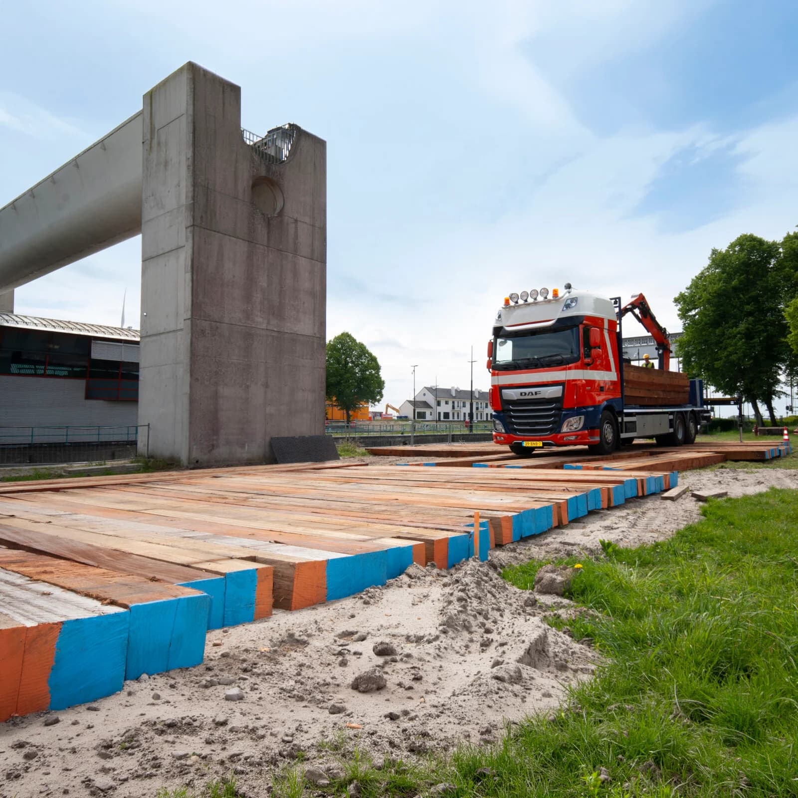 Vrachtwagen rijdt over draglineschotten op een bouwterrein